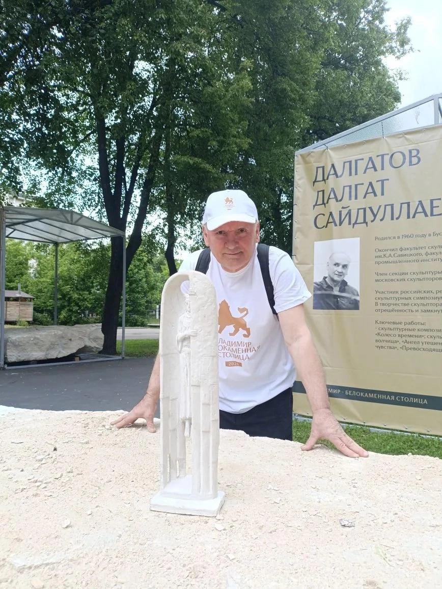 Далгат Далгатов с эскизом будущей скульптуры. 