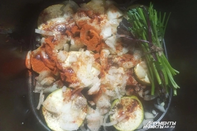 Кабачки с луком, маслом и пучком зелени готовы запекаться.