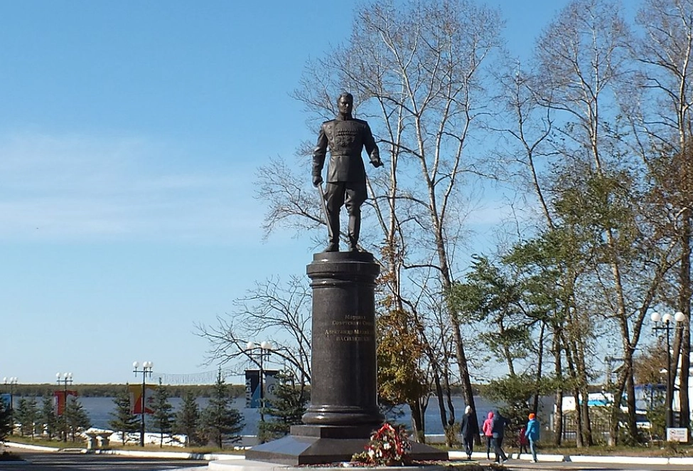 Памятник Василевскому в Хабаровске.
