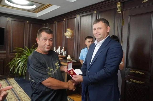 Курянина Андрея Черепанова наградили за мужество при спасении утопающей в Крыму.