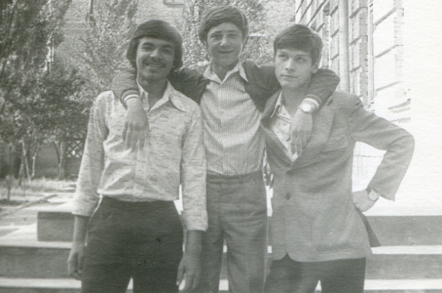 Школьник Андрей Орлов с друзьями.