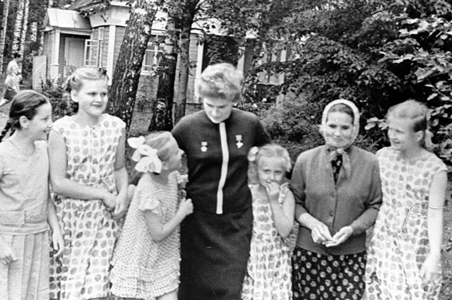 Летчик-космонавт, Герой Советского Союза Валентина Терешкова с матерью Еленой Федоровной Терешковой (вторая справа). 1963 г.