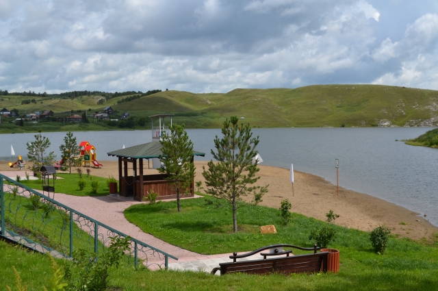 Салаирские Плёсы - один из самых благоустроенных пляжей в Кузбассе.