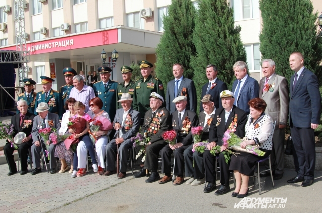 Поздравить земляка собрались ветераны города Сальска.