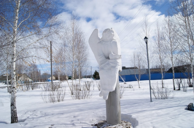 Скульптура ангела-хранителя в селе считается оберегом. 