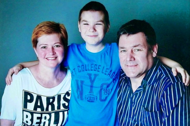 Подопечные фонда «Родительский мост» Наталья, Володя и их приёмный сын Стёпа Мироновы. Теперь помощь требуется маме.