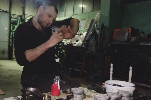 Это уже не помню когда но это трудовые будни в гараже именно на этой фото сборка двигателя!