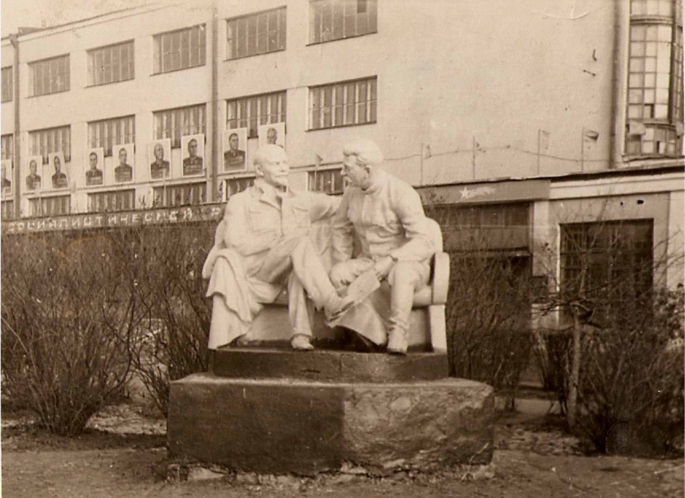 Ленин и Сталин в Горках. Типовая скульптура, установленная в Свердловске.