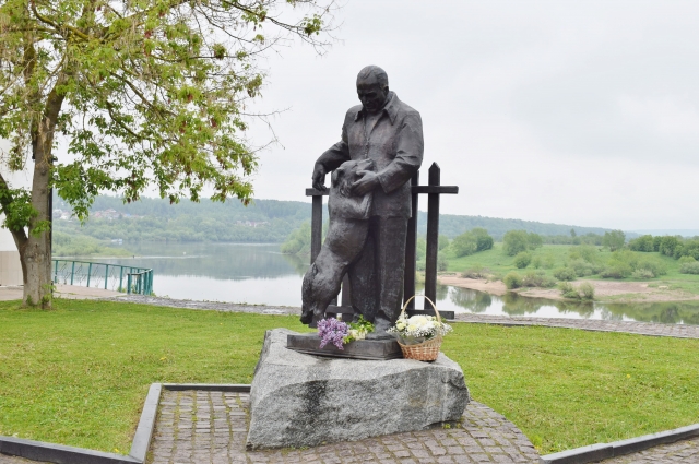 Памятник Константину Паустовскому и его верной собаке по кличке Грозный в Тарусе, установленный к 120-летию писателя.