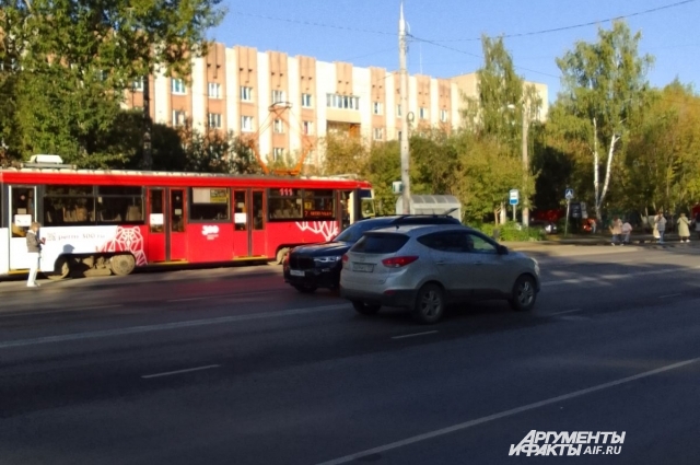 Трамвай встал на улице Студенческой.