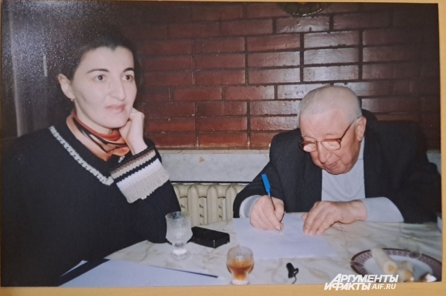 Индира Кодзасова и Расул Газматов в его доме в Махачкале. Март 2003 года.