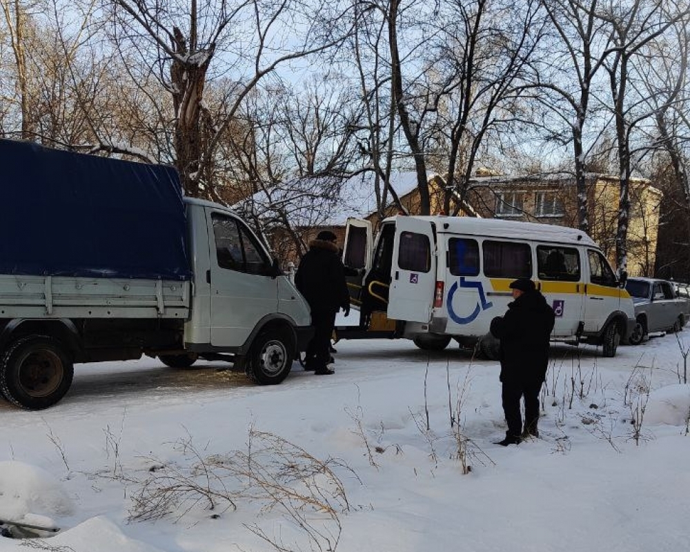 Медики на руках вынесли маломобильного гражданина и посадили его в специальную машину. 