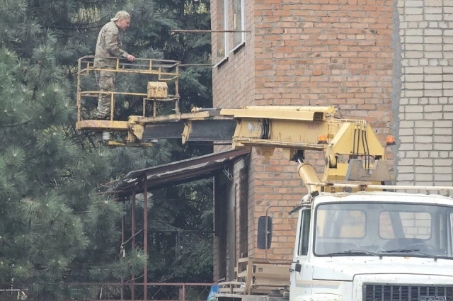 На месте происшествия работают оперативные службы.
