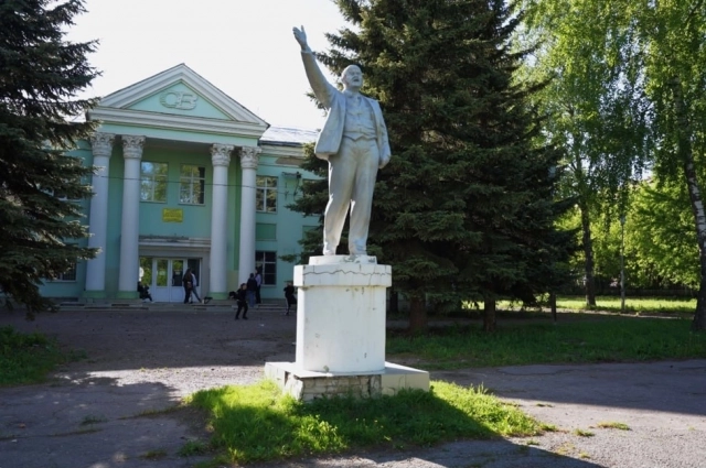 До этого с территории Дома Культуры была вывезена скульптура Ленина.