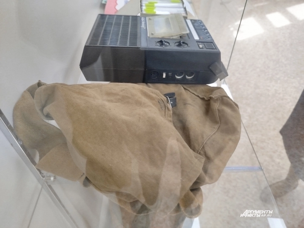 Магнитофон и та самая сумка от противогаза.