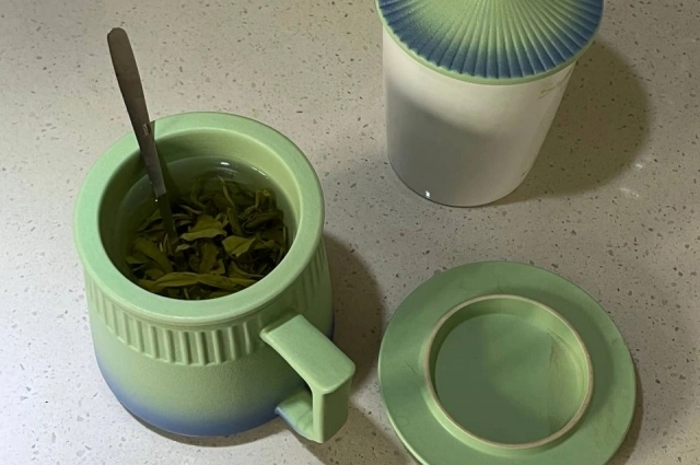 Вода в Китае - лекарство, а чай - национальное достояние. Интересно, что первую заварку китайцы всегда сливают. Мы же, наоборот, пьем.