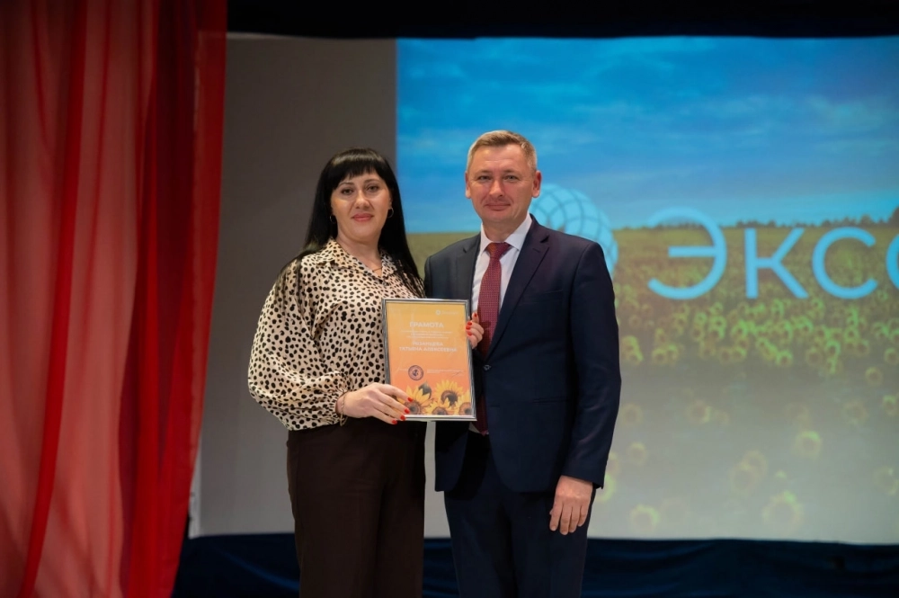 Начальник маслоэкстракционного участка предприятия «Черноземье» Татьяна Рязанцева и генеральный директор Алексей Кислицын.