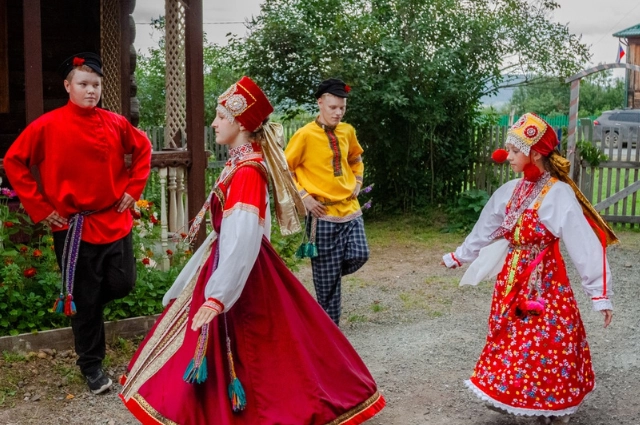 Плакать не о чем! В Усть-Утке соседствуют души сплавщиков и Сергея Есенина