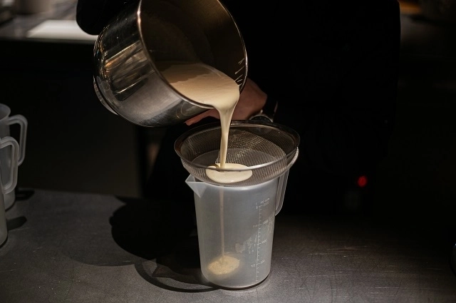 Обязательно процедите тесто через сито