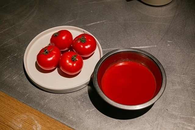 Томатный сок смешайте с тестом, но при этом следите, чтобы оно не стало слишком жидким