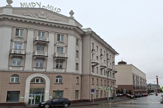 Пятиэтажный дом Дом по ул. Театральная, 13, где жила Юнона Карева, находится сразу за сталинкой  «Миру — мир». 