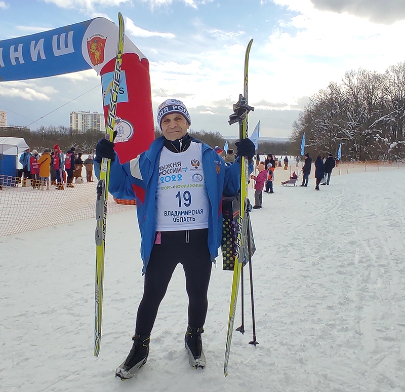 87-летний Анатолий Митрофанов уверенно бежит к своей сотне на лыжах.