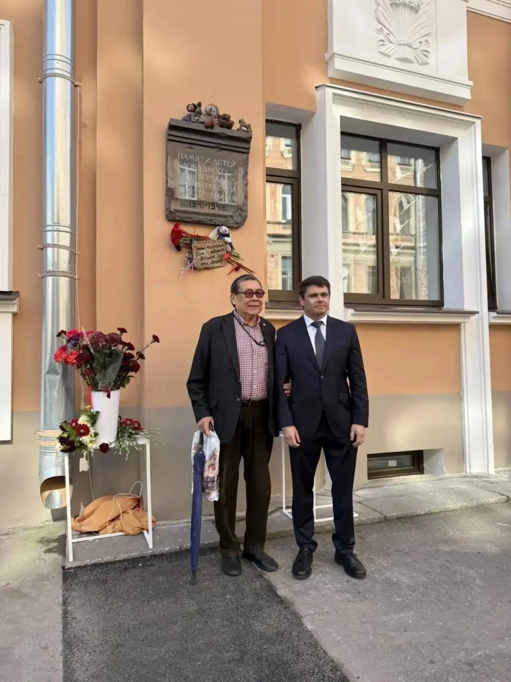 Автор мемориальной доски, архитектор Вячеслав Бухаев, и депутат Госдумы Сергей Боярский.