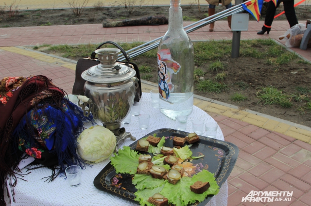Гостей встречают донской «горилкой» и бутербродами с салом, капуста нужна для церемонии принятия в казаки.
