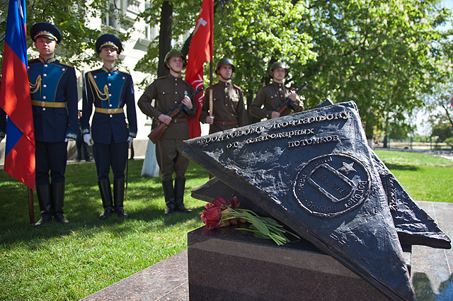 Бронзовые письма-треугольники у памятника фронтовому почтальону во время торжественного его открытия в Воронеже.