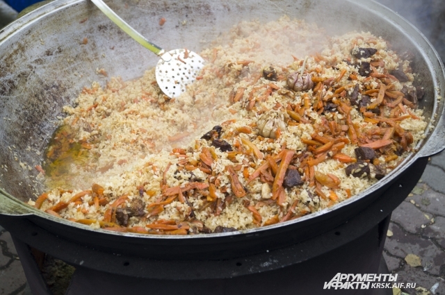 Горожан угощали пловом и другими вкусными блюдами. 