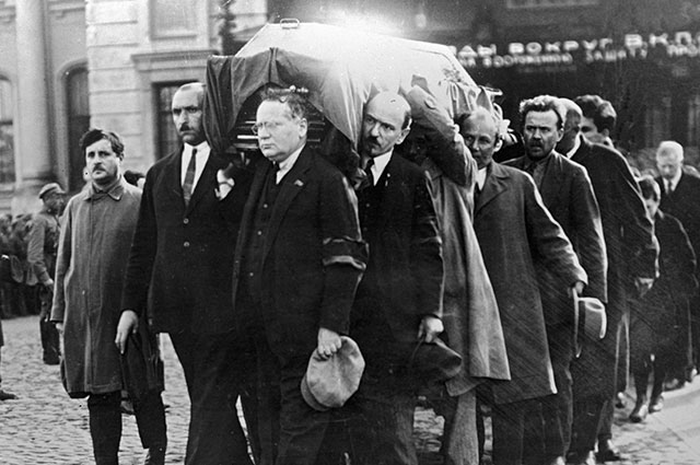 Траурная процессия несет гроб с телом советского посла в Польше Петра Войкова, убитого в Варшаве.