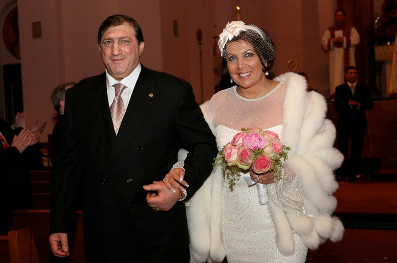 Венчание с борцом Вячеславом Мкртычевым состоялось в Нью-Йорке в 2010 г. Свадебный торт разрезали саблей..