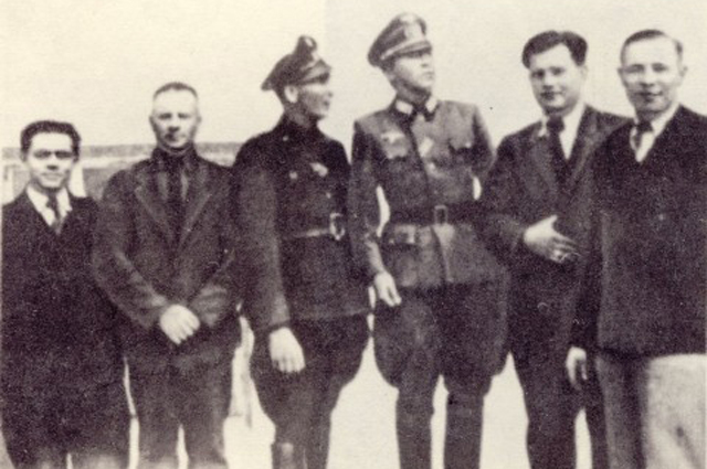 Николай Кузнецов (четвертый слева), партиН. Кузнецов, (справа) партизаны Иван Приходько и Ян Каминский (справа).