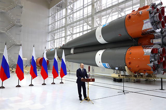 Президент РФ Владимир Путин выступает перед работниками космодрома Восточный в сборочном цехе ракеты-носителя.