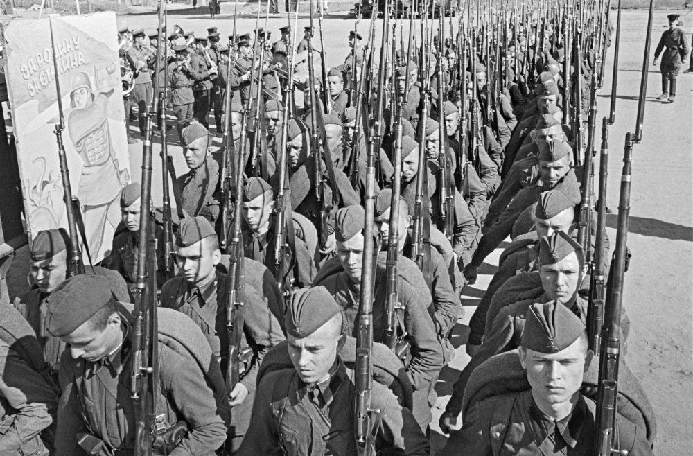 Колонны бойцов движутся на фронт, 23 июня, 1941 г.