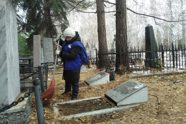 Волонтёры убираются на кладбище 