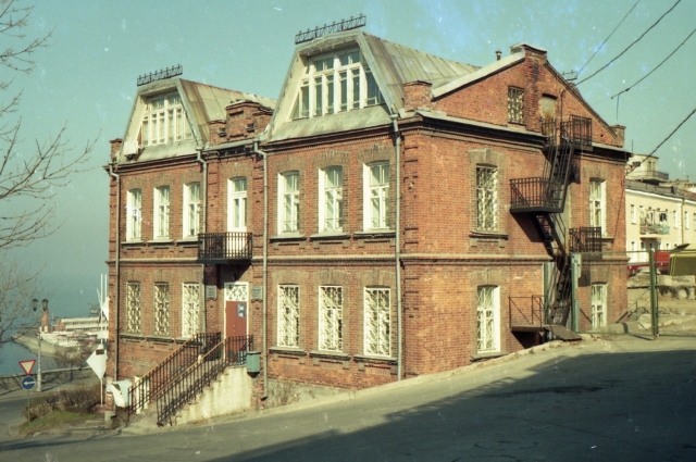 Бывший дом М.И. Суворова на ул. Набережной, 12. 1995 год.