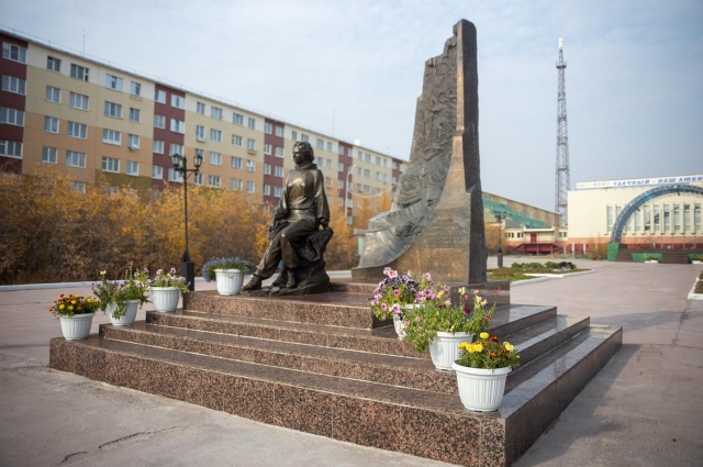 В 2004 году, спустя 50 лет после открытия века, в Удачном был установлен мемориальный комплекс с фигурой Ларисы Попугаевой в центре.