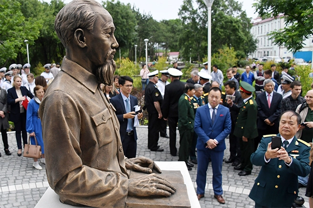 Памятник Хо Ши Мину во Владивостоке.