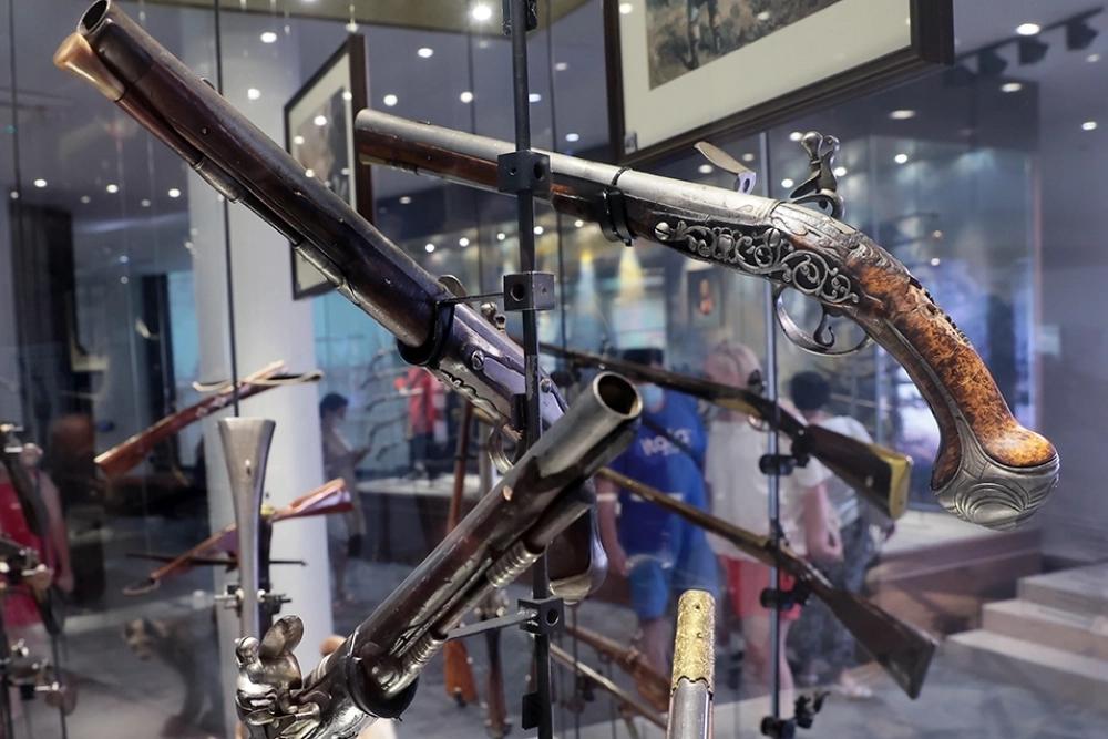 Экспонаты, представленные на стенде охотничьего оружия в Тульском государственном музее оружия.