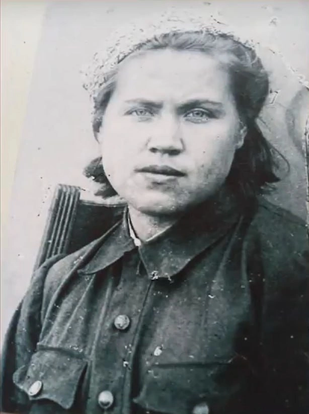  Когда девушке было всего 16 лет началась война, она только закончила первый курс железнодорожного техникума.
