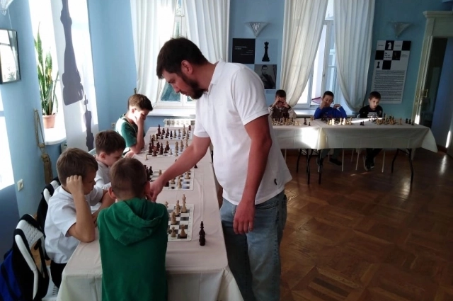 На вернисаже устроили сеанс одновременной игры. 