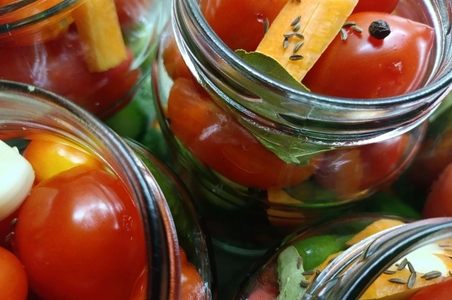 Такие яркие баночки получаются.