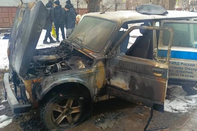 Машина, которую поджег в Омске мужчина, обманутый мошенниками.