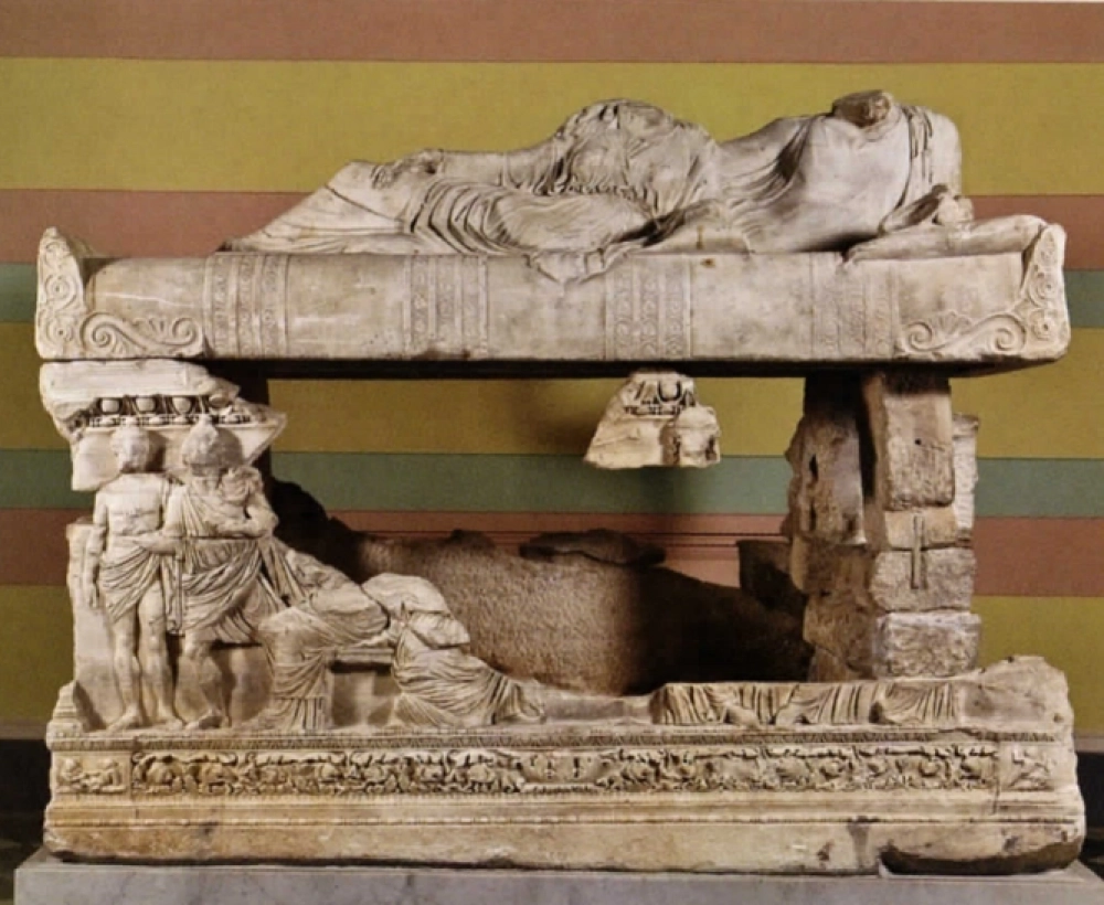 На его крышке, изображающей ложе-клине, представлена возлежащая супружеская пара.