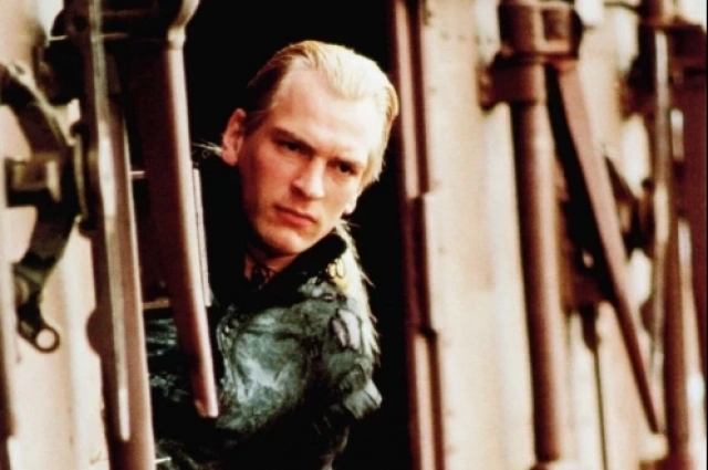 Джулиан Сэндс в фильме «Чернокнижник».