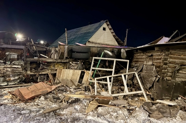 Двор дома, в который врезался грузовик.