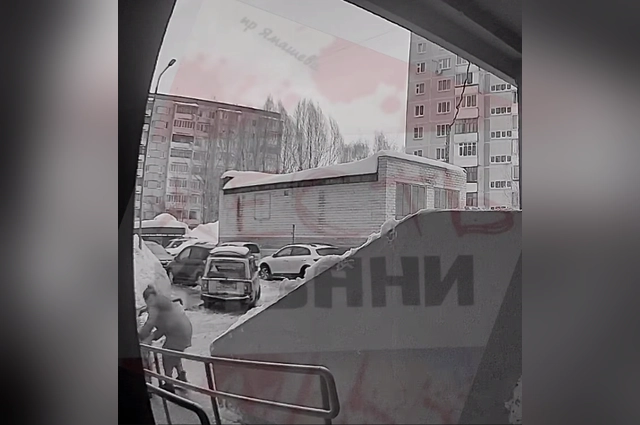 Мать в последний миг сумела спасти ребенка.