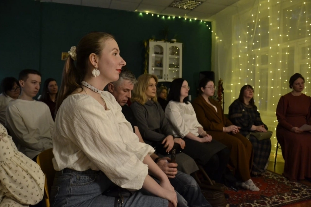 Для того, чтобы сделать уютную студию, где проходят репетиции и концерты, Александре и её мужу пришлось делать ремонт.