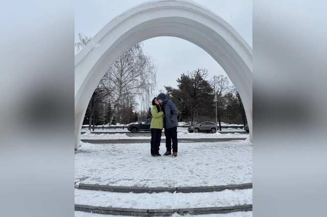 Пара у знаменитой арки «Черного озера».